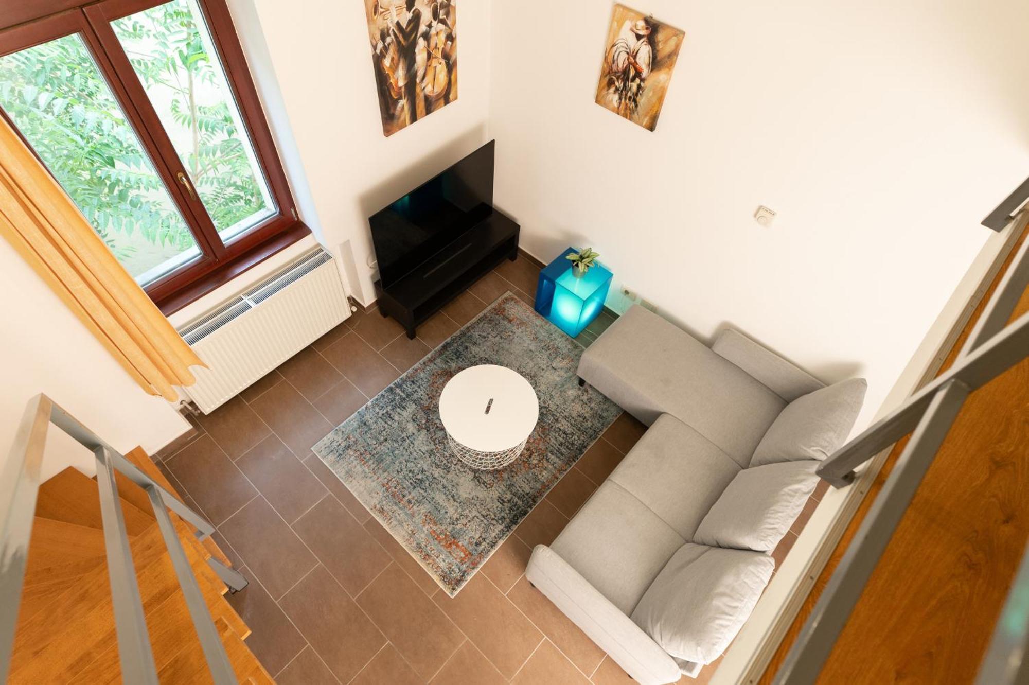 Апартаменти Danube Dwelling Akacfa 41 *